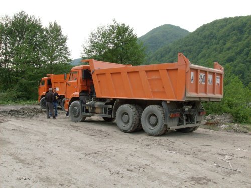 (2009.05.21) Незаконная добыча гравия в русле реки Шахе (г.Сочи)